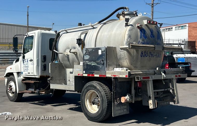 image for item ET3451 2013 Hino 268 tank truck