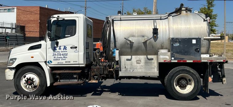 image for item ET3451 2013 Hino 268 tank truck