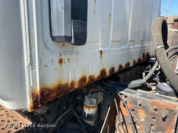 image for item ET3451 2013 Hino 268 tank truck