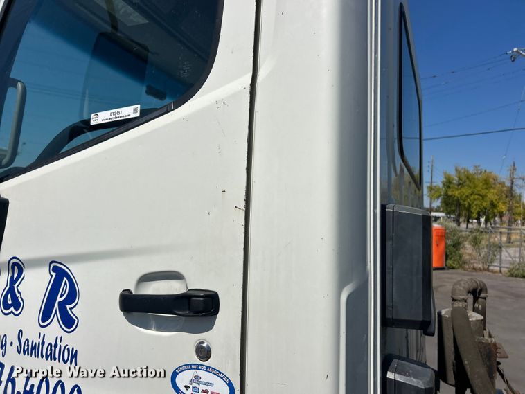 image for item ET3451 2013 Hino 268 tank truck