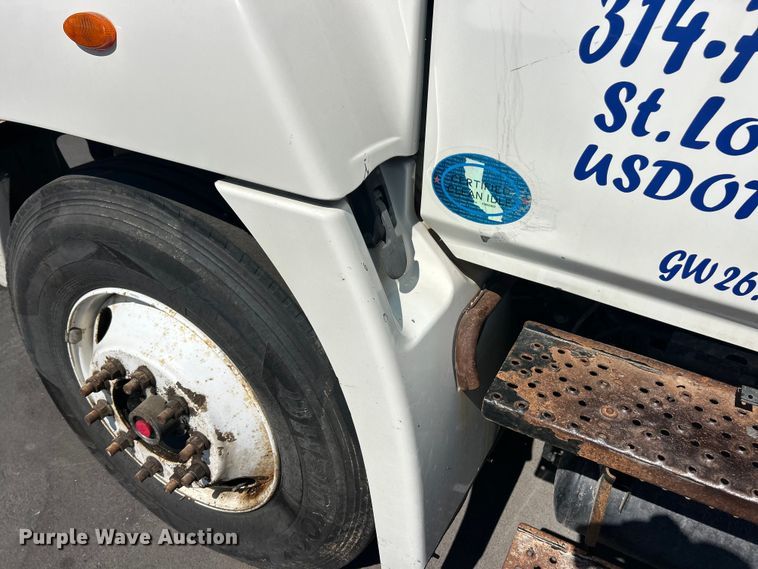 image for item ET3451 2013 Hino 268 tank truck