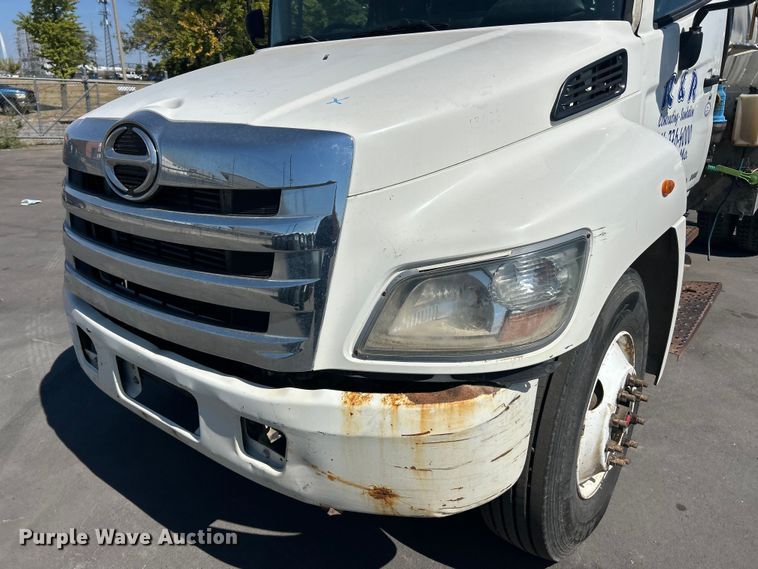 image for item ET3451 2013 Hino 268 tank truck