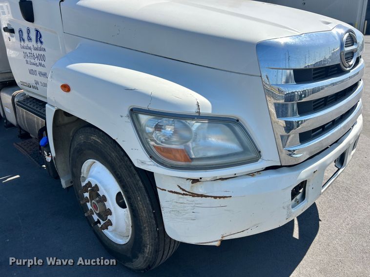 image for item ET3451 2013 Hino 268 tank truck