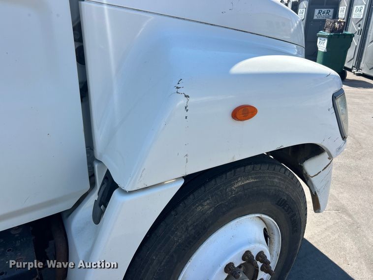 image for item ET3451 2013 Hino 268 tank truck