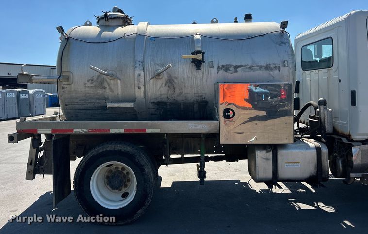 image for item ET3451 2013 Hino 268 tank truck