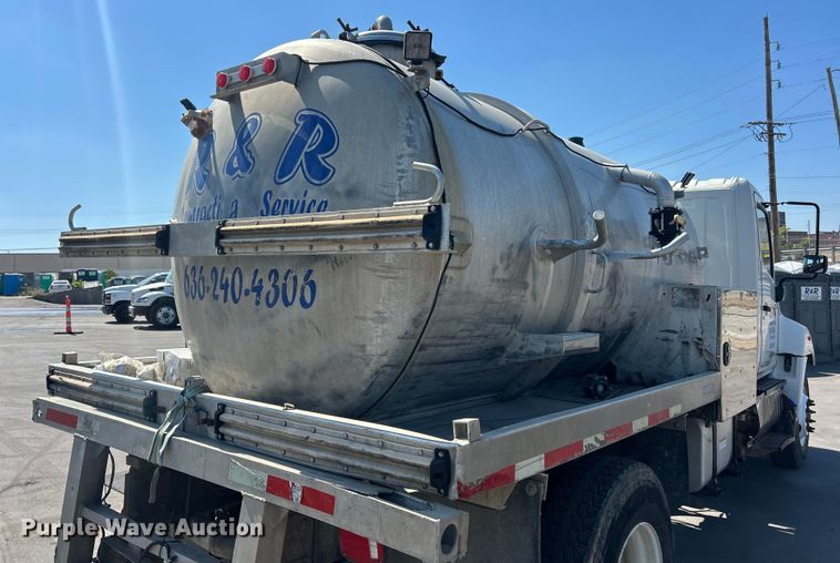 image for item ET3451 2013 Hino 268 tank truck