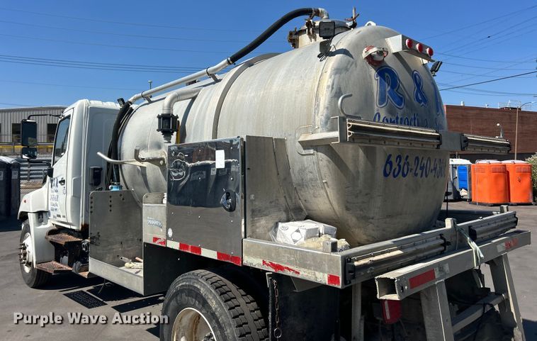image for item ET3451 2013 Hino 268 tank truck