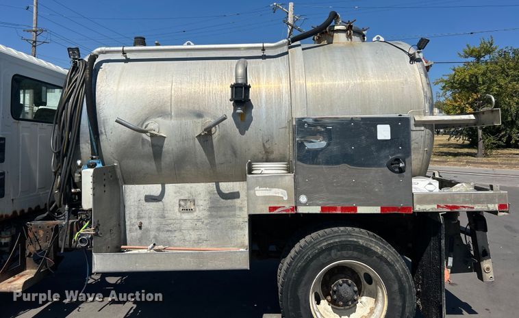 image for item ET3451 2013 Hino 268 tank truck