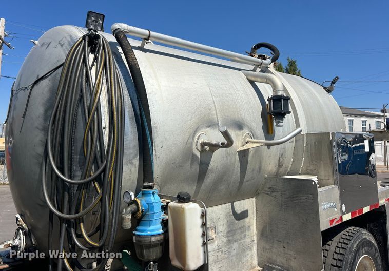 image for item ET3451 2013 Hino 268 tank truck