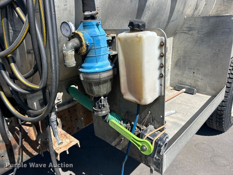 image for item ET3451 2013 Hino 268 tank truck