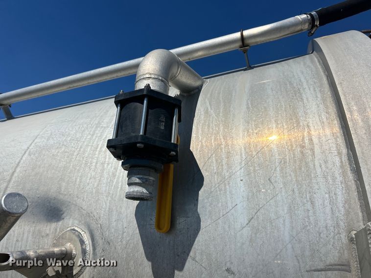 image for item ET3451 2013 Hino 268 tank truck