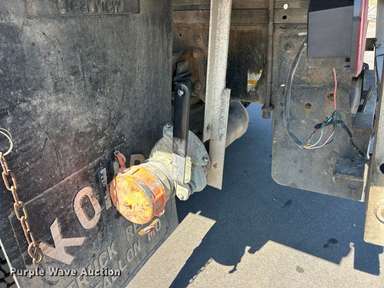 image for item ET3451 2013 Hino 268 tank truck