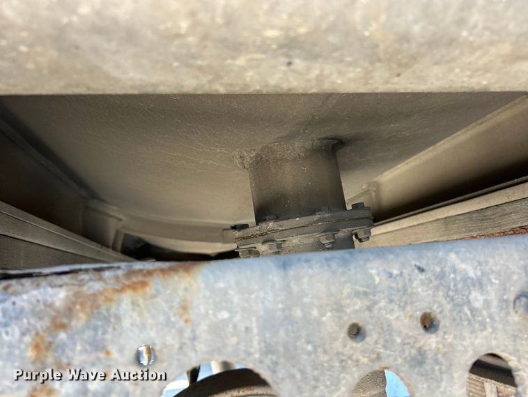 image for item ET3451 2013 Hino 268 tank truck