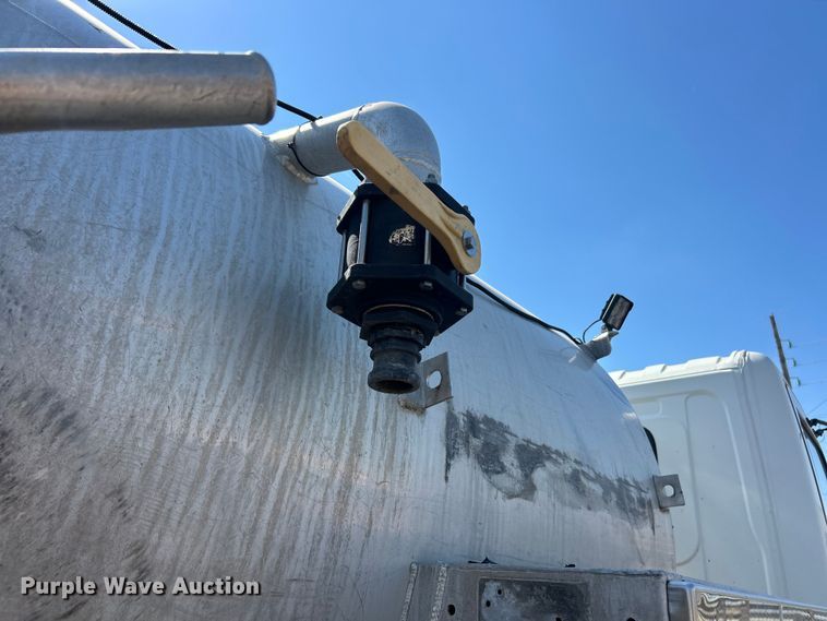 image for item ET3451 2013 Hino 268 tank truck