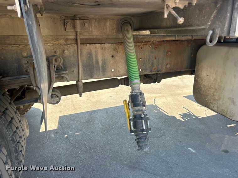 image for item ET3451 2013 Hino 268 tank truck