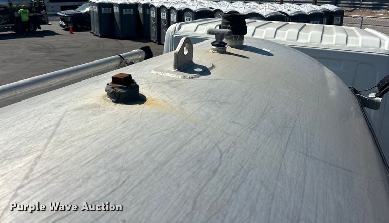 image for item ET3451 2013 Hino 268 tank truck