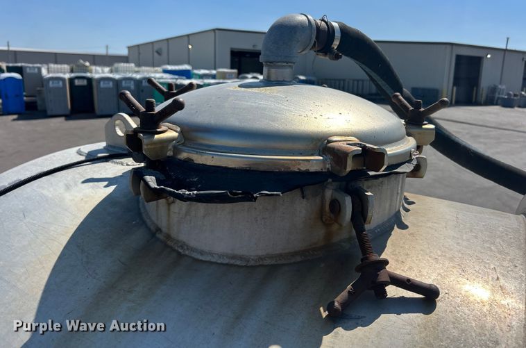 image for item ET3451 2013 Hino 268 tank truck