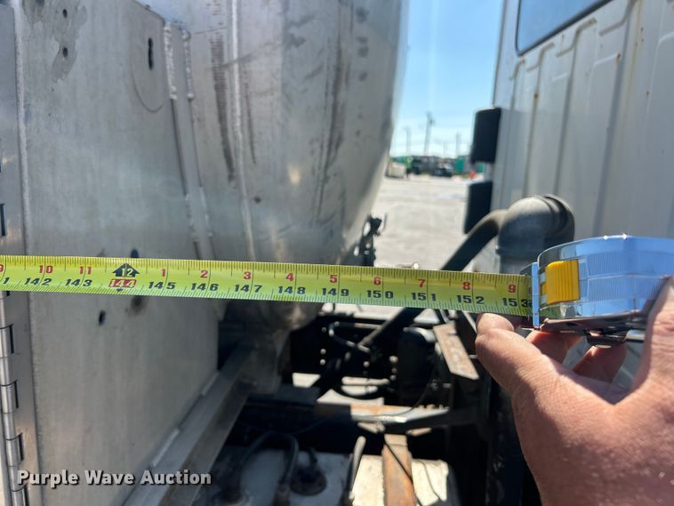 image for item ET3451 2013 Hino 268 tank truck