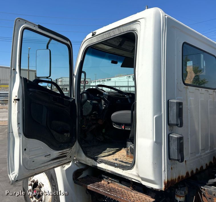 image for item ET3451 2013 Hino 268 tank truck