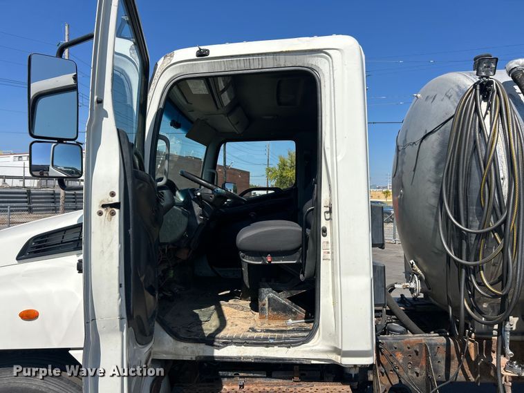 image for item ET3451 2013 Hino 268 tank truck