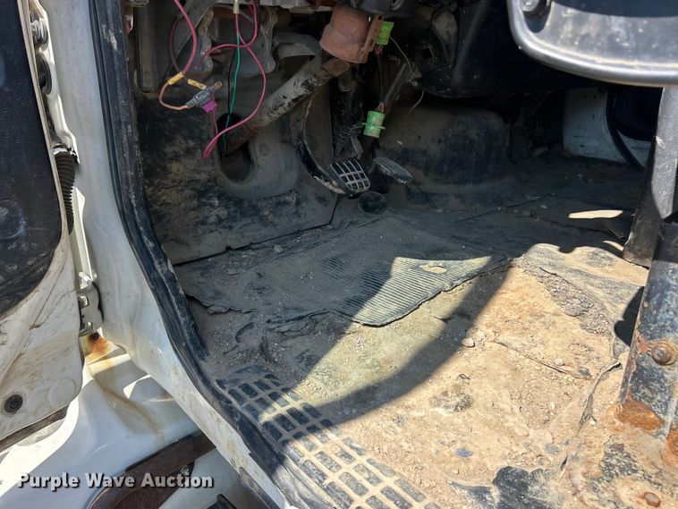 image for item ET3451 2013 Hino 268 tank truck