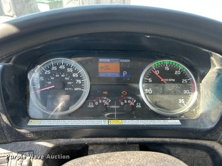 image for item ET3451 2013 Hino 268 tank truck