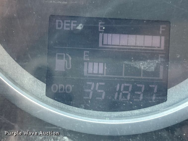 image for item ET3451 2013 Hino 268 tank truck