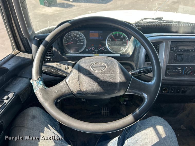 image for item ET3451 2013 Hino 268 tank truck