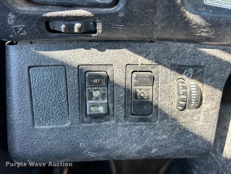 image for item ET3451 2013 Hino 268 tank truck