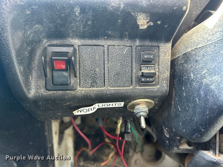 image for item ET3451 2013 Hino 268 tank truck