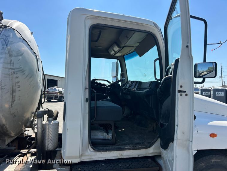 image for item ET3451 2013 Hino 268 tank truck