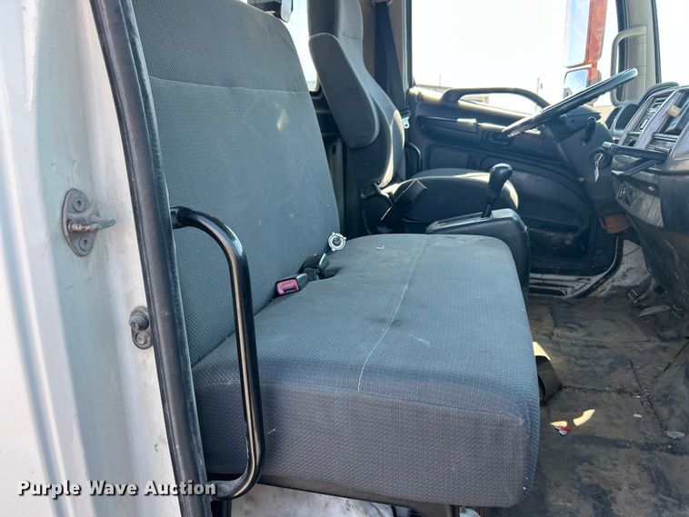 image for item ET3451 2013 Hino 268 tank truck