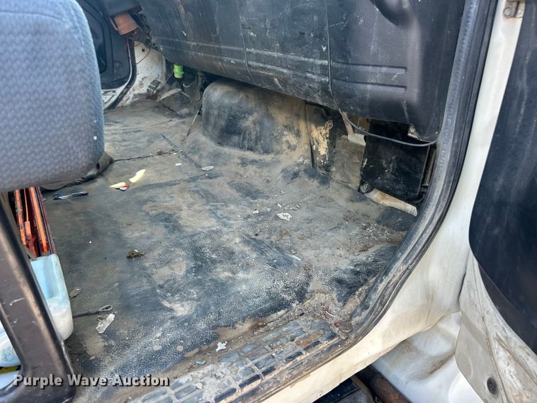 image for item ET3451 2013 Hino 268 tank truck