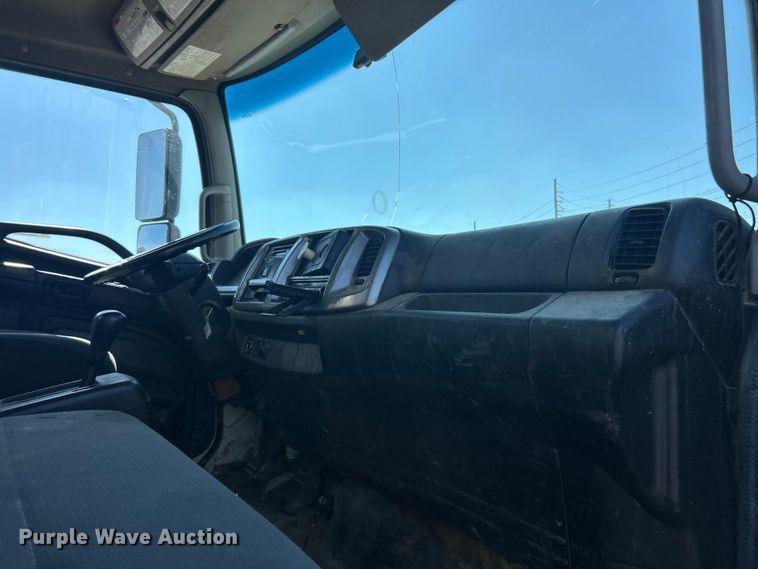 image for item ET3451 2013 Hino 268 tank truck