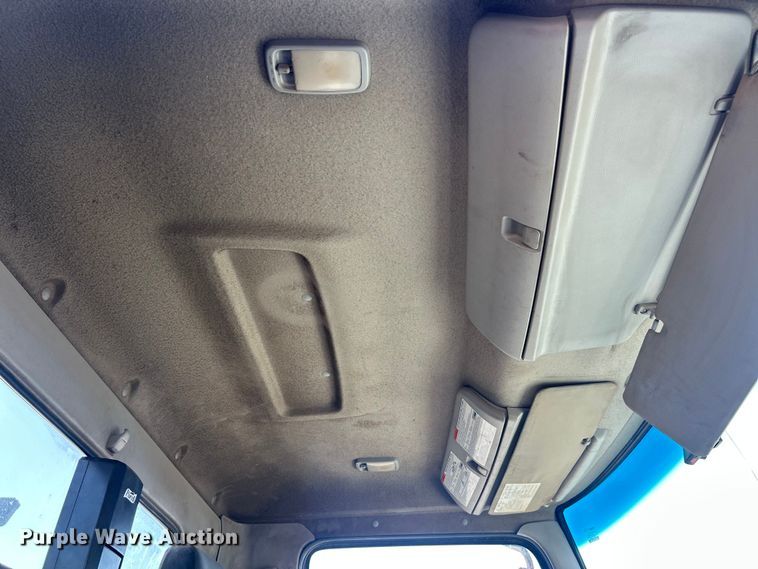 image for item ET3451 2013 Hino 268 tank truck