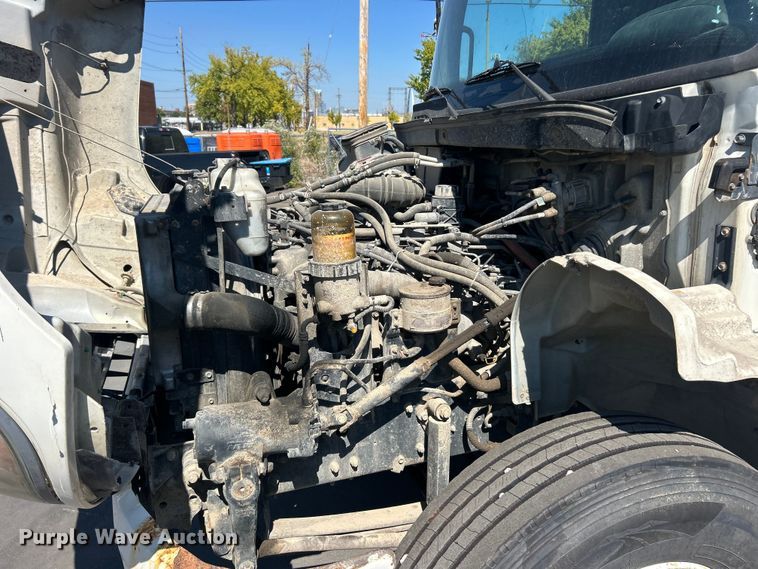 image for item ET3451 2013 Hino 268 tank truck