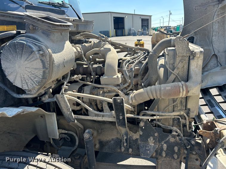 image for item ET3451 2013 Hino 268 tank truck