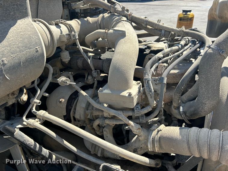 image for item ET3451 2013 Hino 268 tank truck