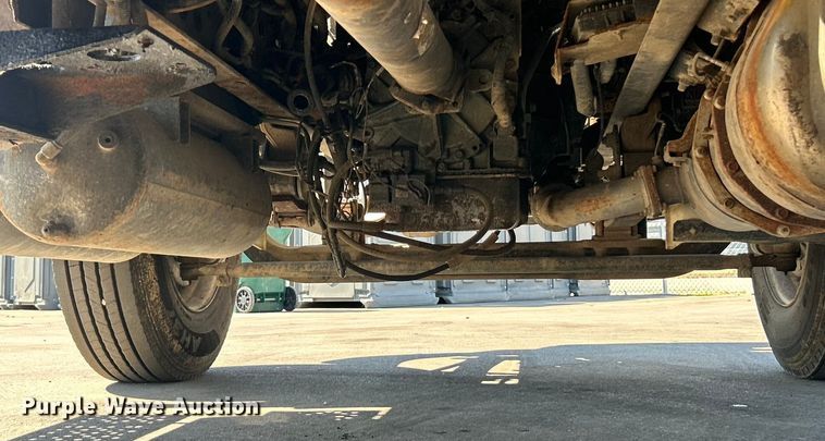 image for item ET3451 2013 Hino 268 tank truck