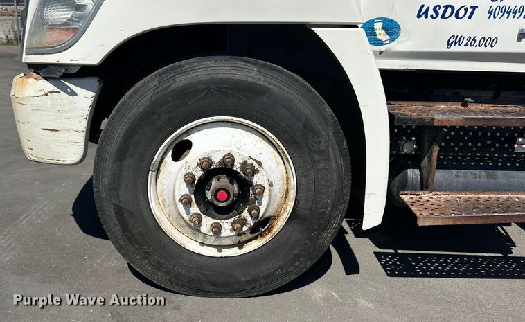 image for item ET3451 2013 Hino 268 tank truck