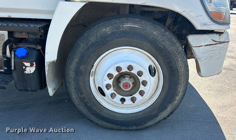 image for item ET3451 2013 Hino 268 tank truck