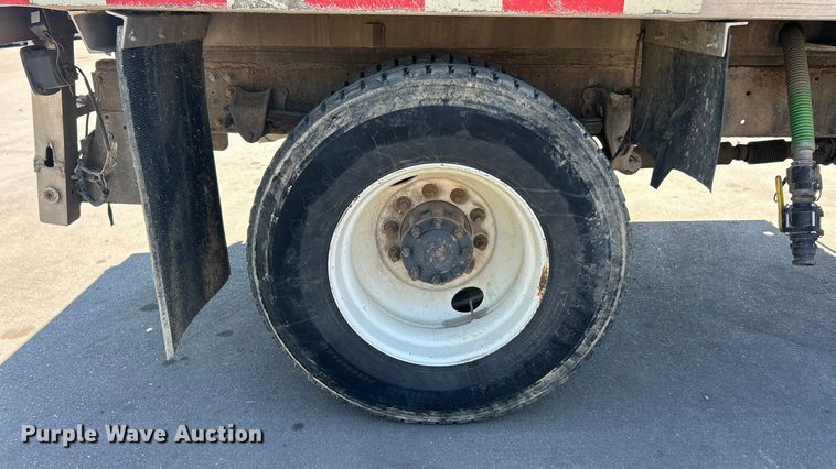 image for item ET3451 2013 Hino 268 tank truck