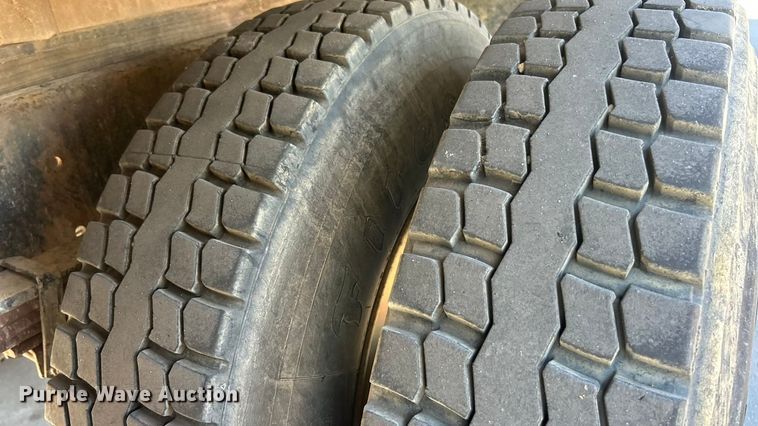 image for item ET3451 2013 Hino 268 tank truck