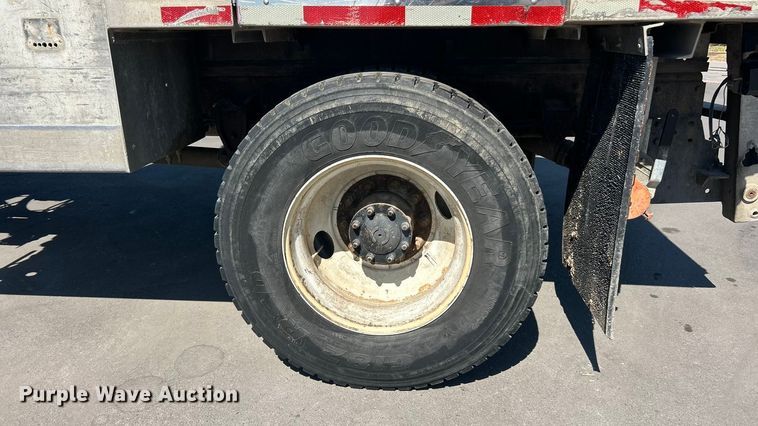 image for item ET3451 2013 Hino 268 tank truck