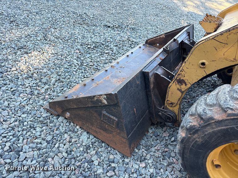 image for item ET7134 2003 Caterpillar 246 skid steer loader