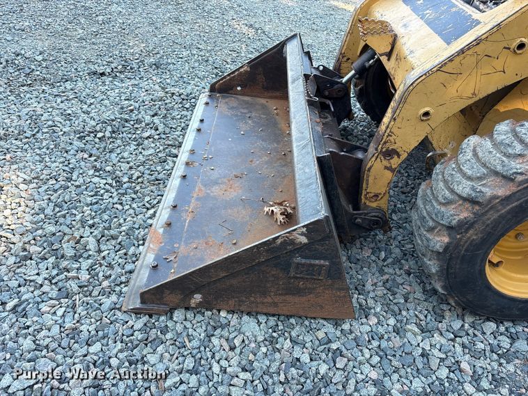image for item ET7134 2003 Caterpillar 246 skid steer loader