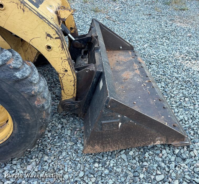 image for item ET7134 2003 Caterpillar 246 skid steer loader