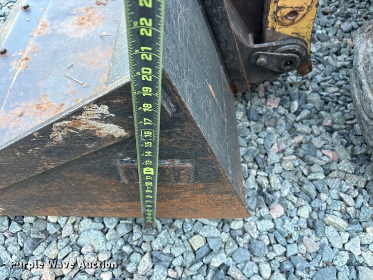 image for item ET7134 2003 Caterpillar 246 skid steer loader