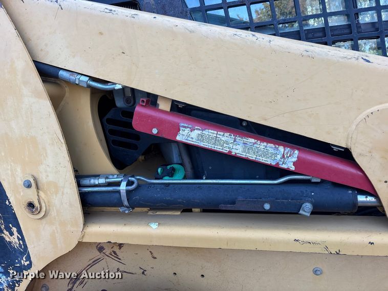 image for item ET7134 2003 Caterpillar 246 skid steer loader