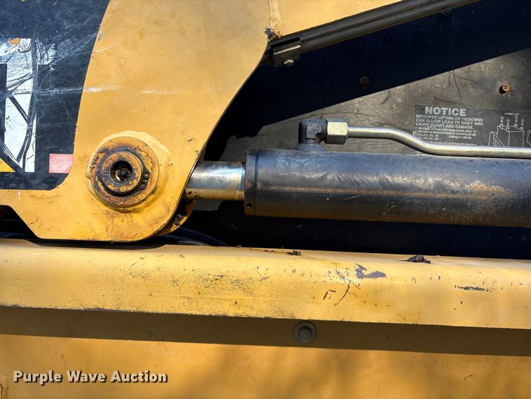 image for item ET7134 2003 Caterpillar 246 skid steer loader